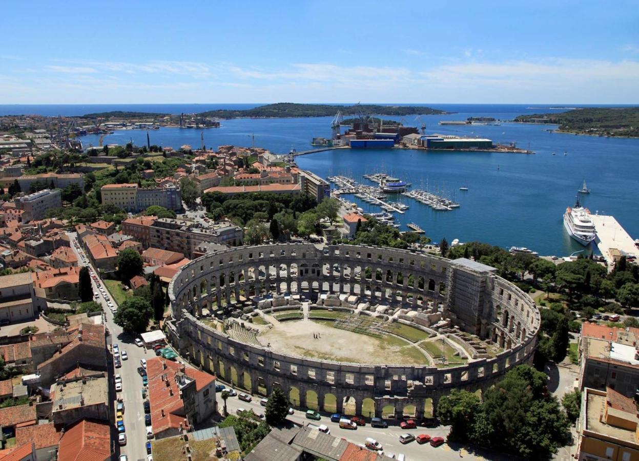 Apartments With A Parking Space Pula - 16053 Kültér fotó